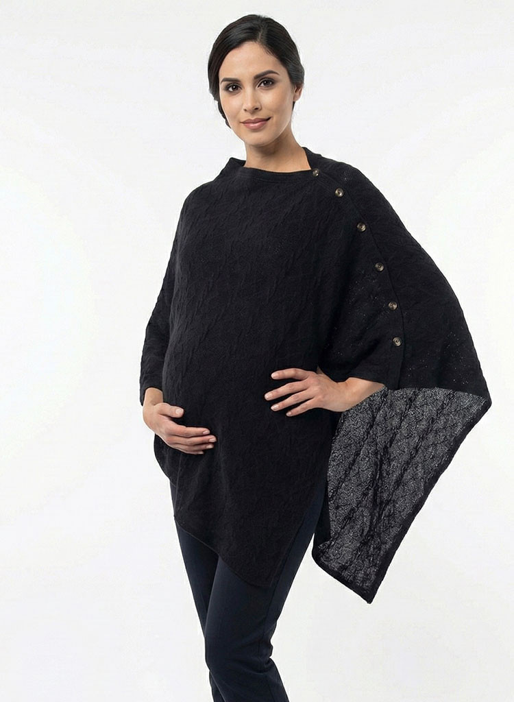 Mujer embarazada vestida con capa negra elegante de tejido rib, moda materna Colombia