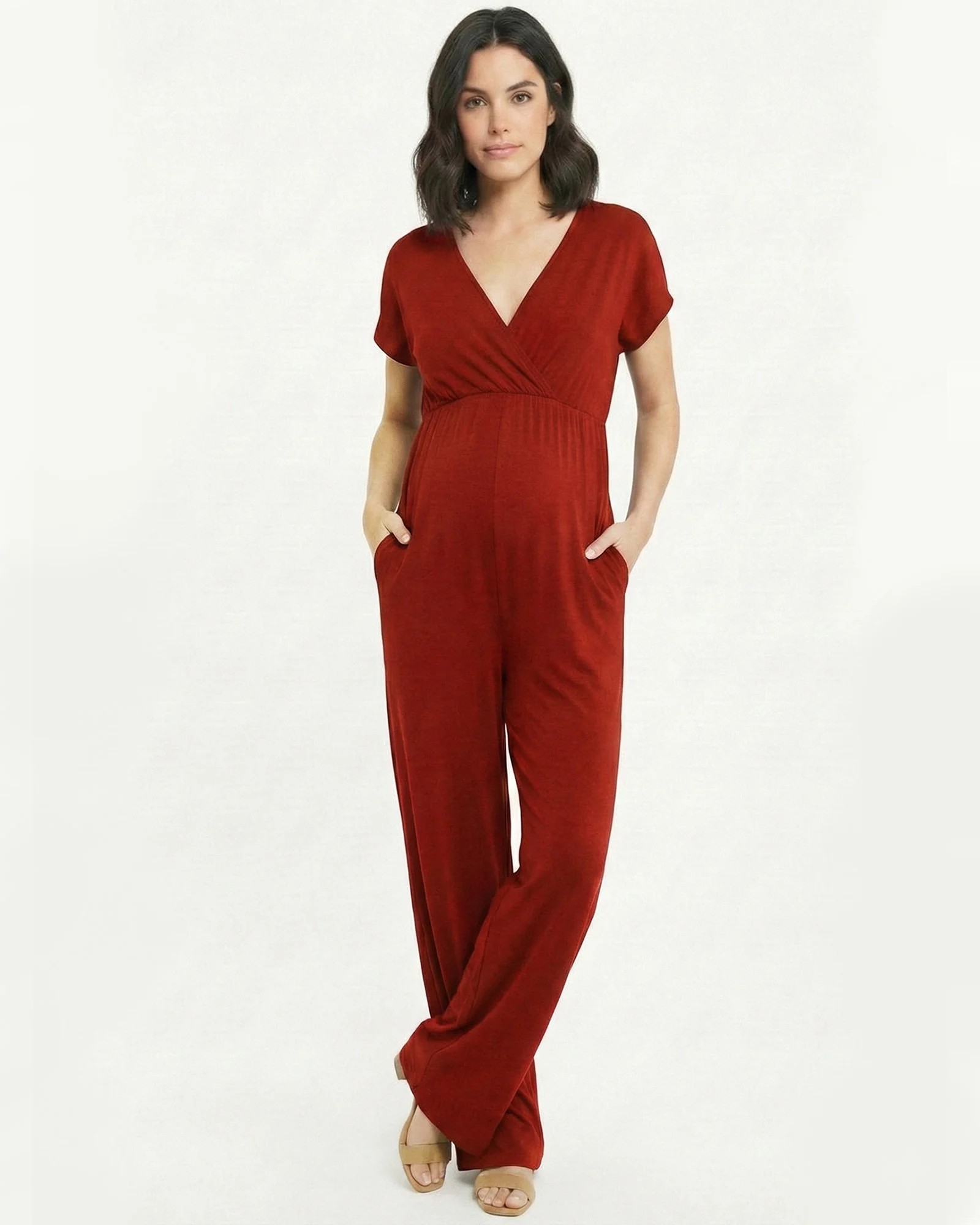 Enterizo de maternidad y lactancia en color terracota, con cintura imperio elástica y mangas cortas