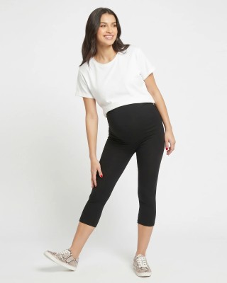 Mujer embarazada con leggins cropped maternos negros