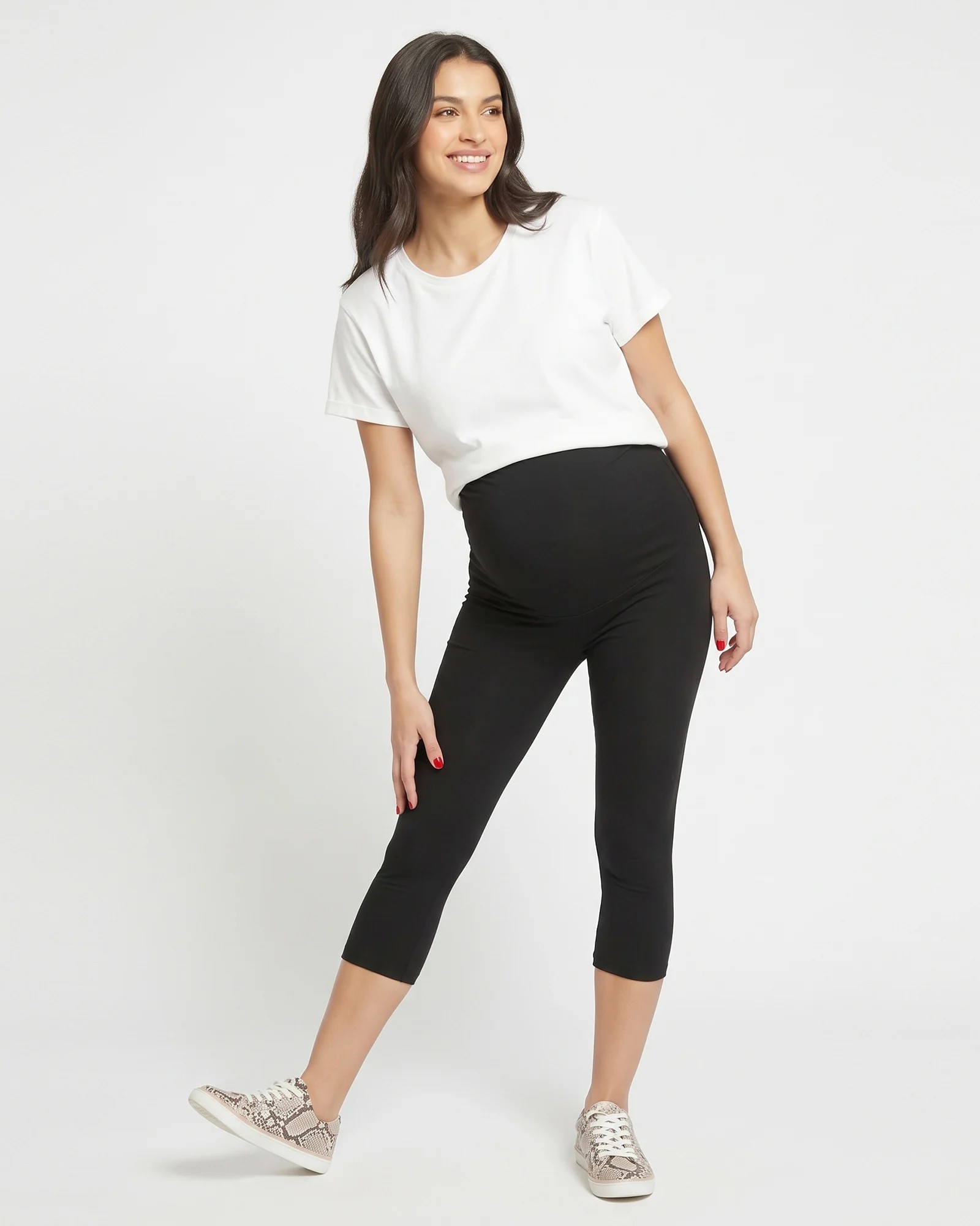 Mujer embarazada con leggins cropped maternos negros