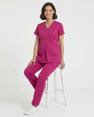 mujer en embarazo con uniforme antifluido fucsia